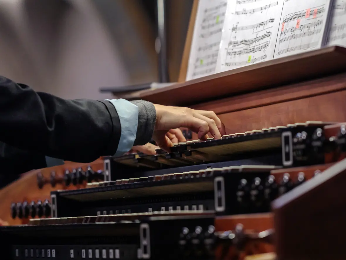 Chor mit Notenblättern in der Kirche