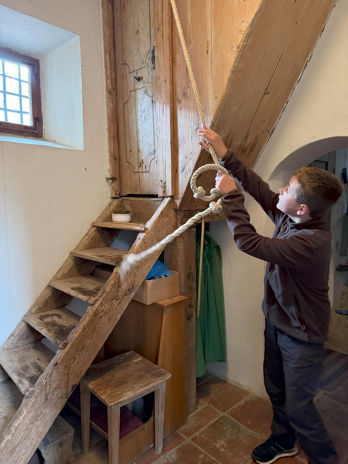 Ministrant beim Samstagsläuten in Heinrichshofen