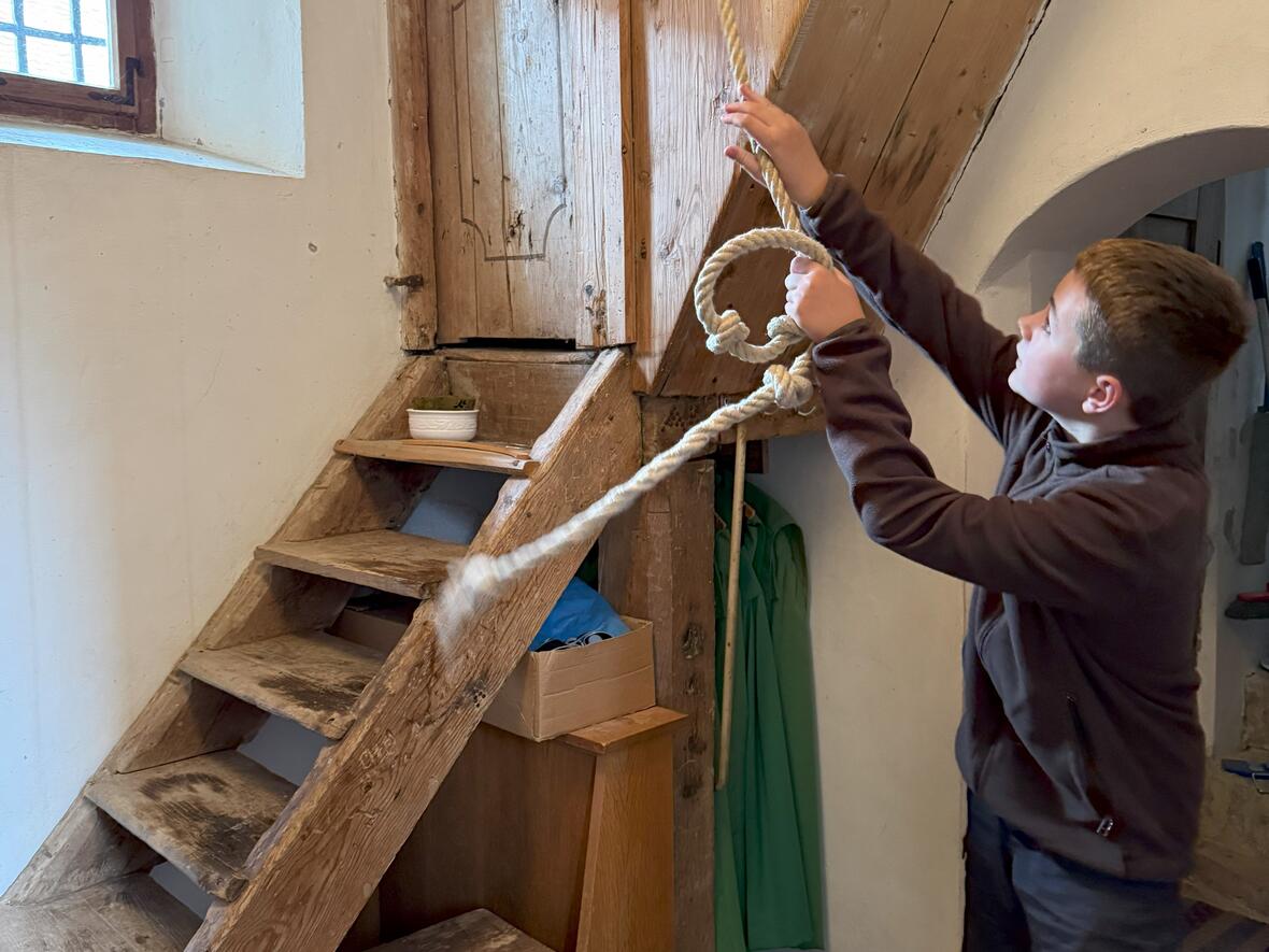 Laeuten_Huaschof Ministrant beim Samstagsläuten in Heinrichshofen