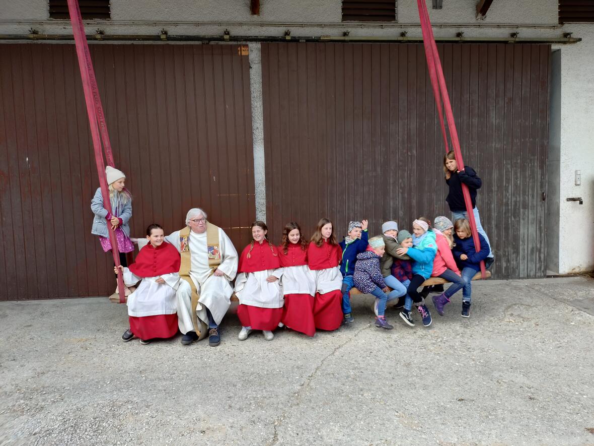 Pfarrer u. Ministranten auf der Schura