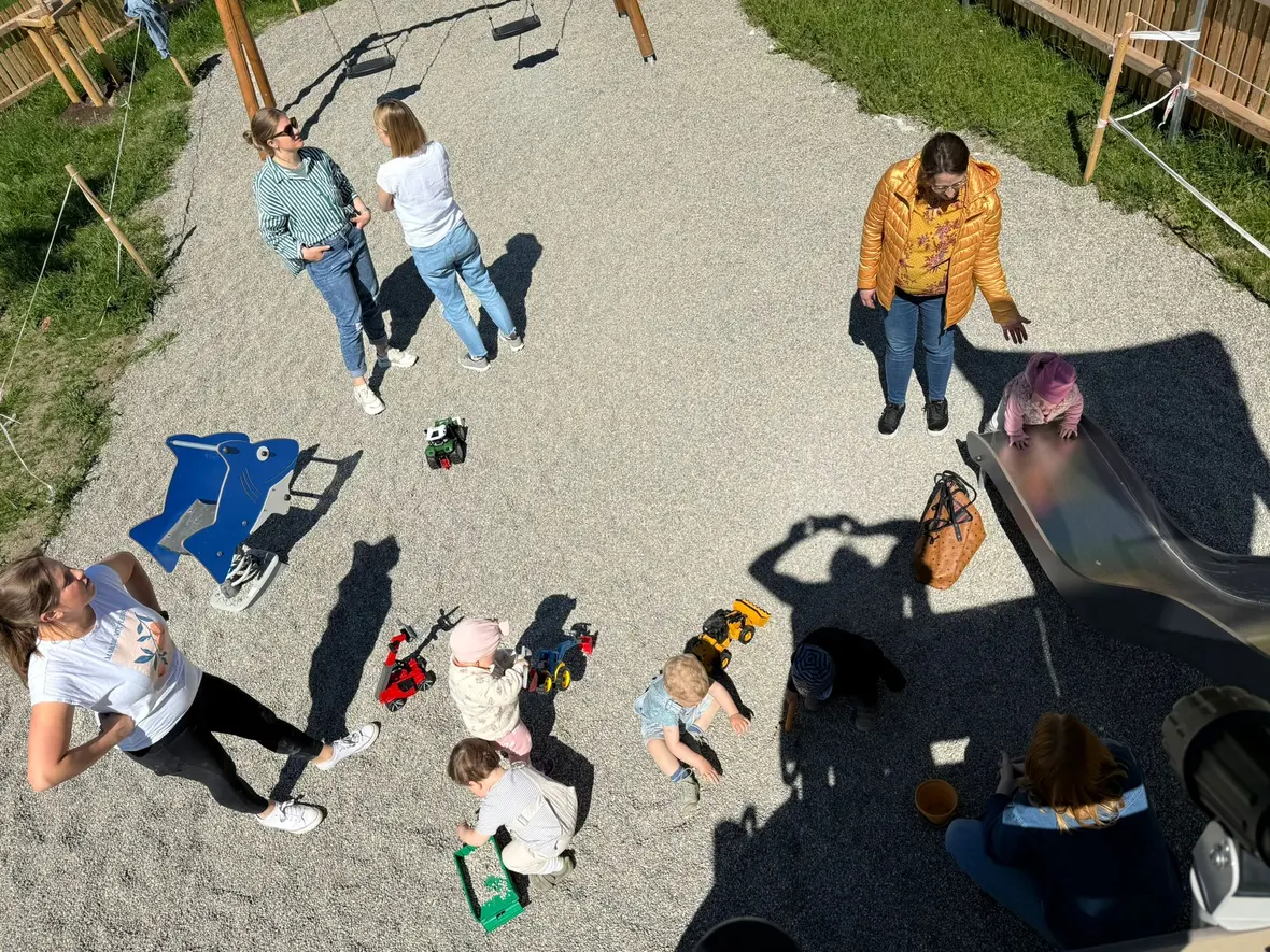 Auf dem Spielplatz beim Hennahaus