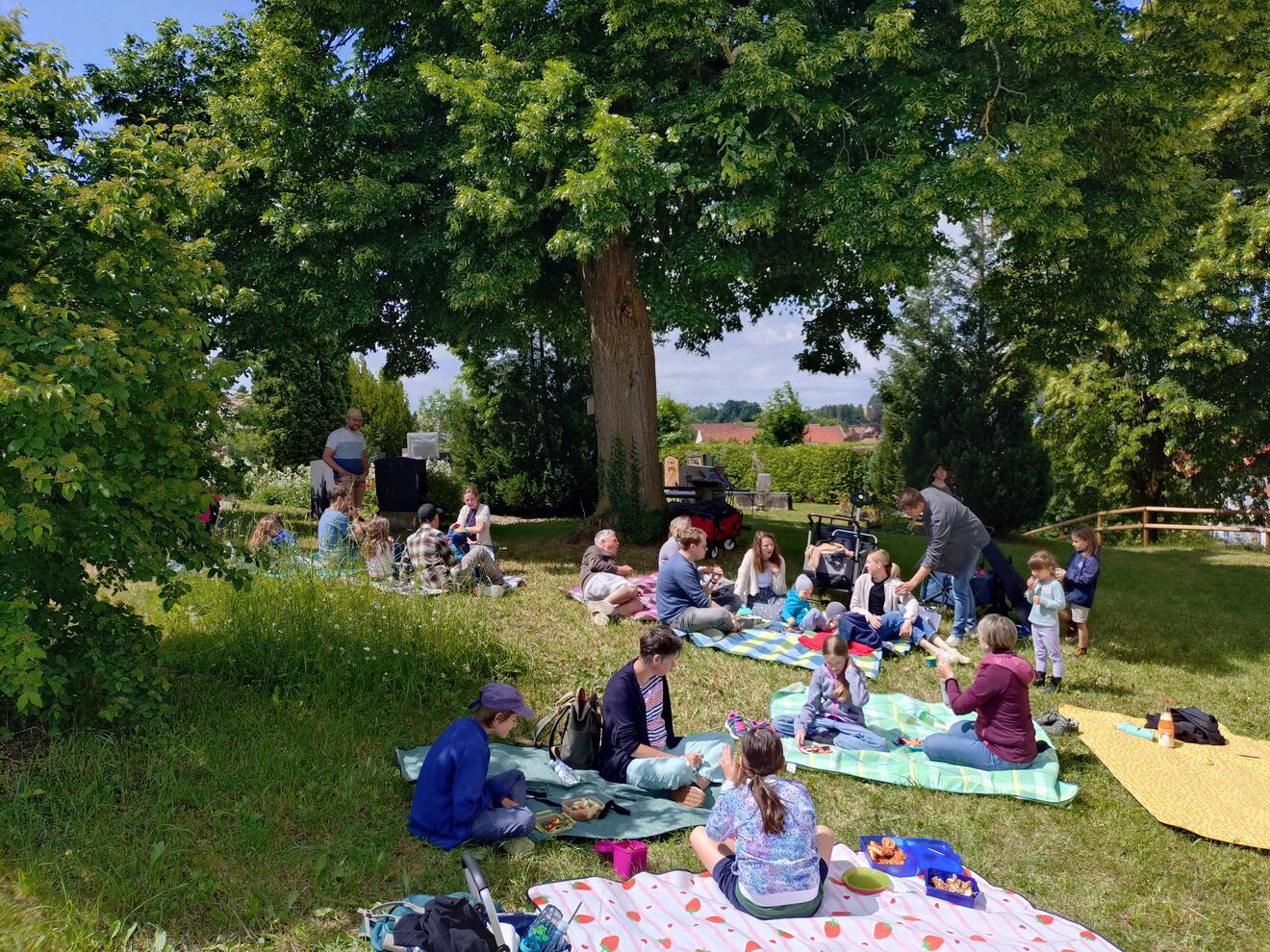 Die Teilnehmer machen Picknick nach Beedigung der Wallfahrt bei der St. Ulirchskapelle