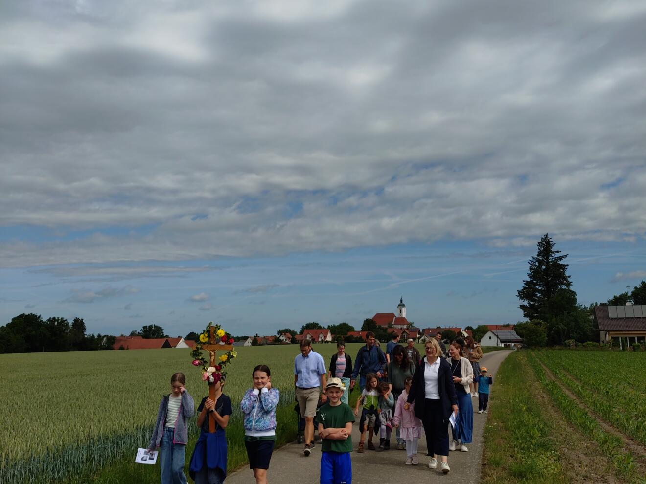 Die Teilnehmer auf dem Weg