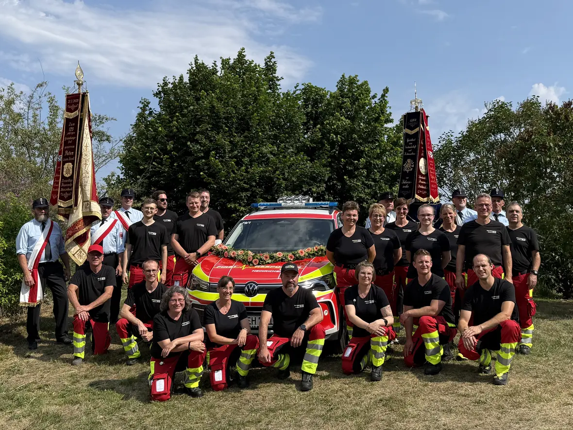 Die Gruppe der Responder umringt sitzend und stehend das Responder Fahrzeug. Fahnenabordnungen der Feuerwehr Egling und Heinrichshofen sind ebenfalls auf dem Bild