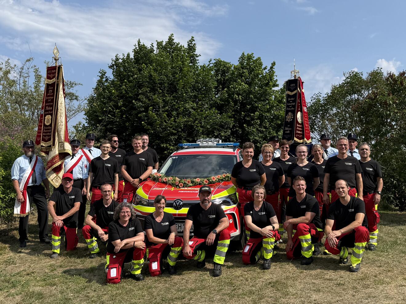 Die Gruppe der Responder umringt sitzend und stehend das Responder Fahrzeug. Fahnenabordnungen der Feuerwehr Egling und Heinrichshofen sind ebenfalls auf dem Bild