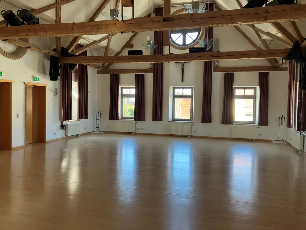 egling-pfarrheim-saal-leer