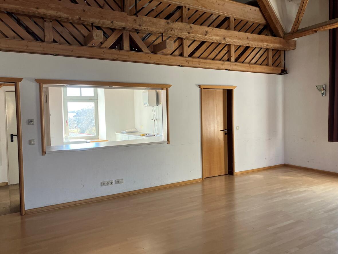 egling-pfarrheim-ausschank-saal-leer