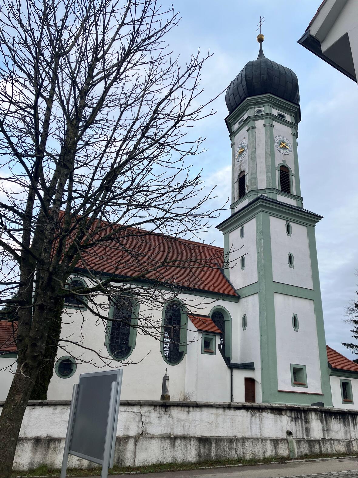 Außenansicht der Kirche St. Andreas in Heinrichshofen