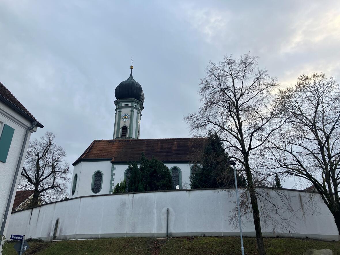 Außenansicht der Kirche St. Andreas in Heinrichshofen