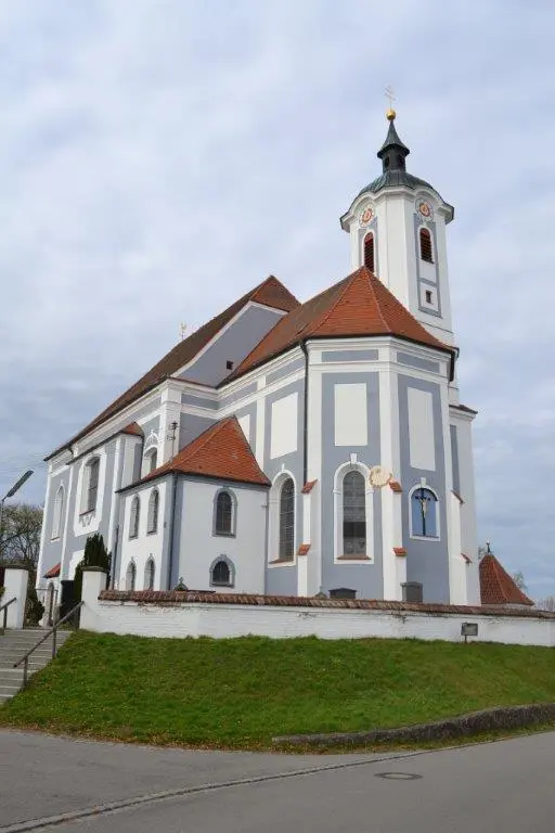 Außenansicht der Kirche St. Vitus in Egling