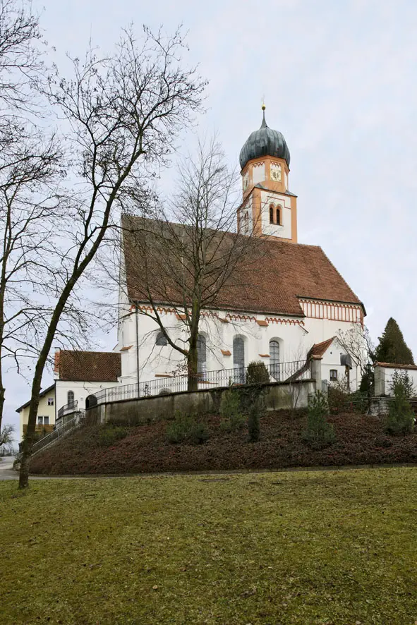 Außenansicht der Kirche St. Peter und Paul in Prittriching