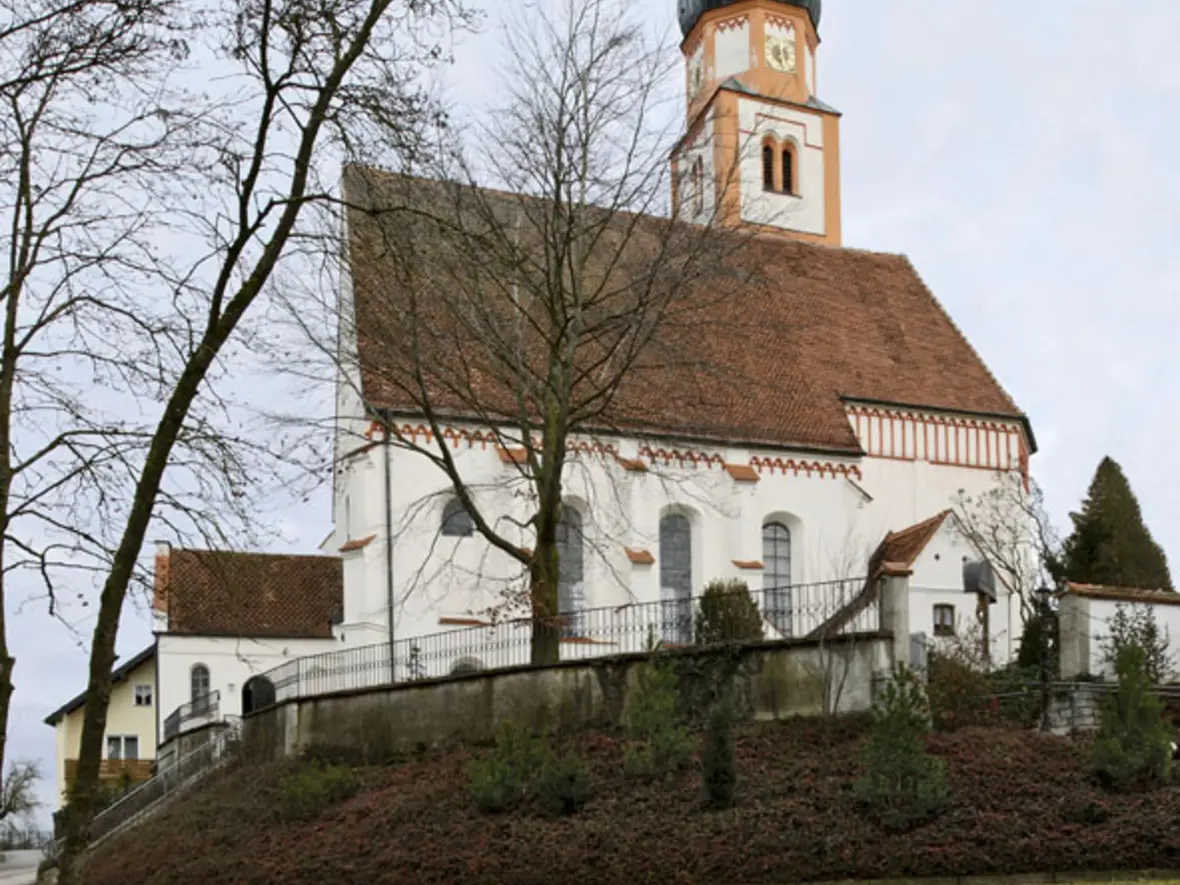 Außenansicht der Kirche St. Peter und Paul in Prittriching